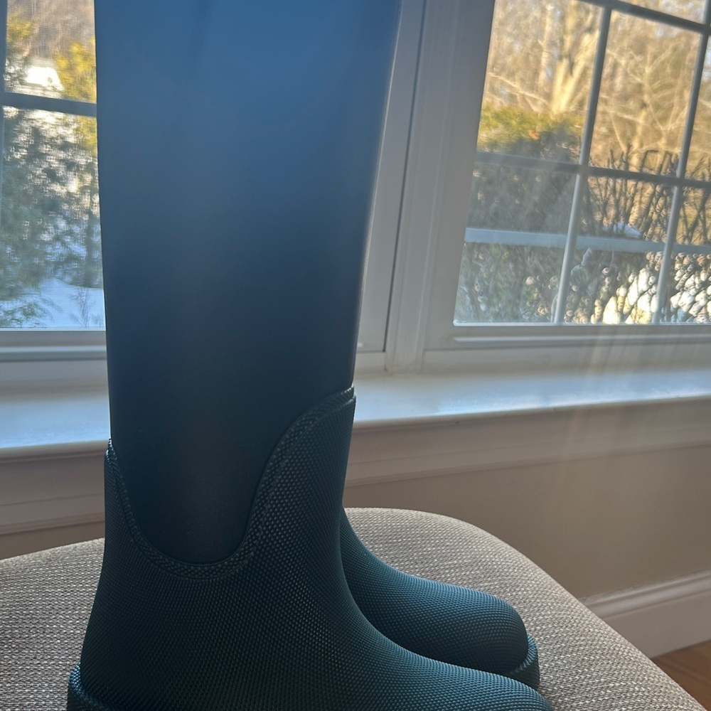 Brand new Burberry size 36 Tall rain Boots in Dark Green - Picture 3 of 7